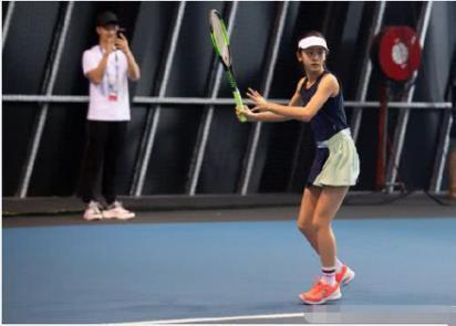 田亮晒女儿打网球，11岁森蝶肌肉惊人！更与传奇球星教练流畅交流