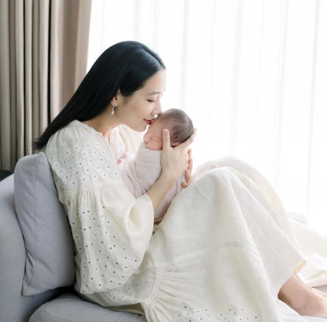 吴雨霏晒女儿百日宴照片，现场粉嫩可爱，与余文乐分手后遇真爱