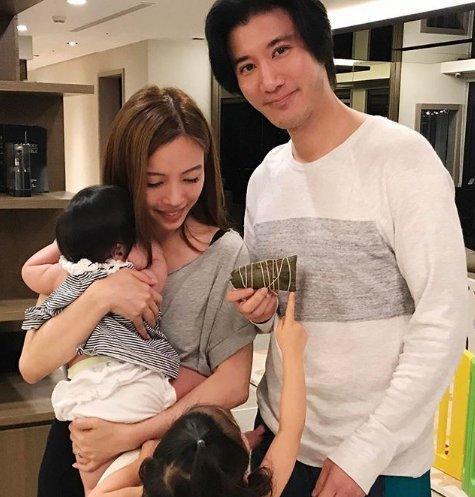 王力宏老婆晒带娃日常，少女感十足不似仨娃妈，三胎儿子实力抢镜