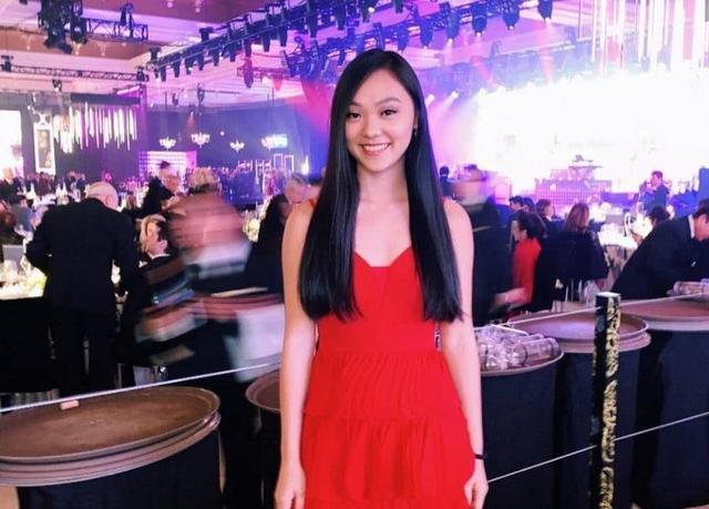 李连杰大女儿晒舞会美照，身着黑裙尽秀好身材，与朋友大玩亲亲