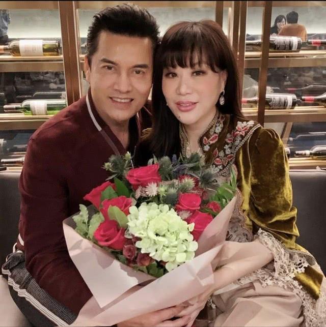 63岁吕良伟与3婚娇妻共度情人节，关之琳意外出镜，58岁状态太好