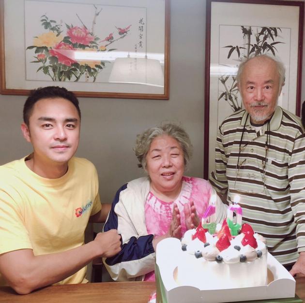 明道和父母共庆40岁生日，三人温馨同框，许愿希望疫情快过去