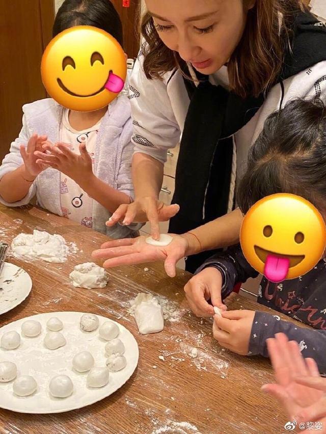 黎姿晒三个女儿近照，在家监督女儿们写作业，母女相处像姐妹