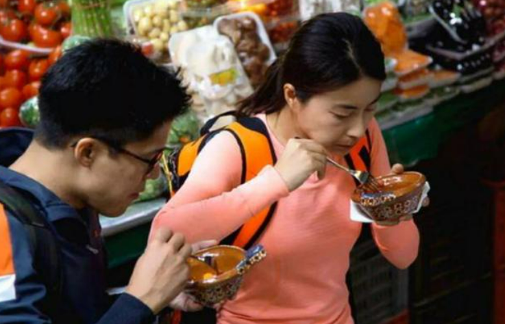 郭晶晶豪宅做雪花酥！材料摆一桌显杂乱，素颜穿平价T恤太接地气