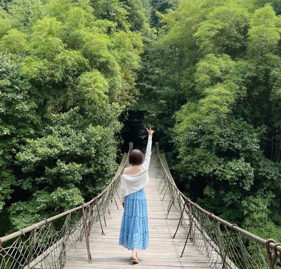 张雨绮穿抹胸裙玩性感！坐巨大石头上不嫌脏，脚上2千拖鞋太挤脚