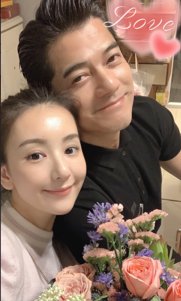 郭富城老婆带俩女儿出游！身上一个小包值7万，一双长腿纤细抢镜