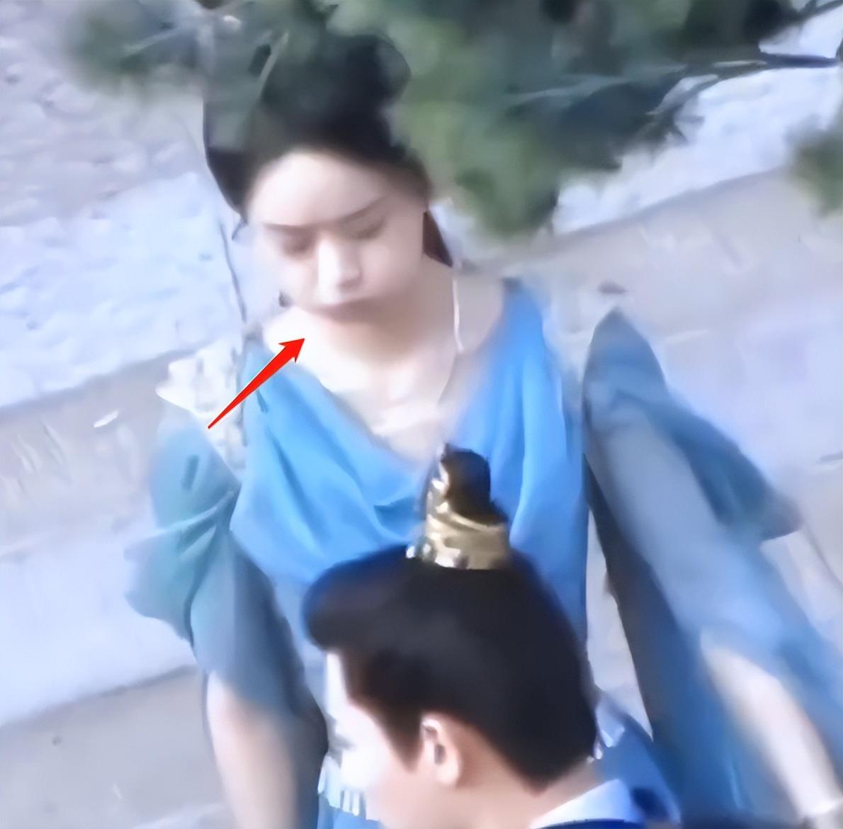 赵丽颖片场狂吸奶茶！鼓起腮帮子似松鼠，与男演员牵手肤色差明显