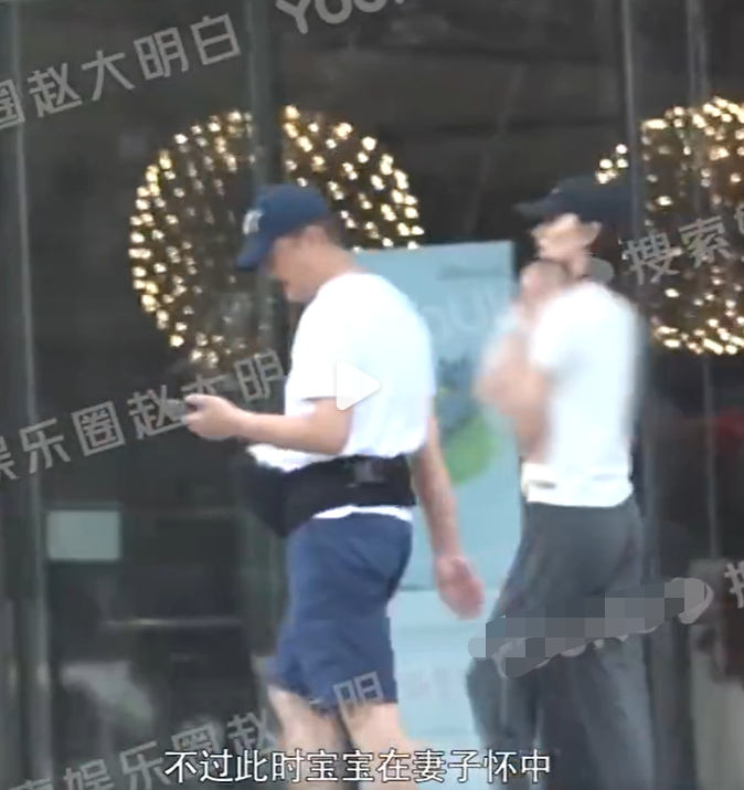 李亚鹏与小19岁娇妻抱娃散步！腰上绑一个凳子，抱娃姿势十分娴熟