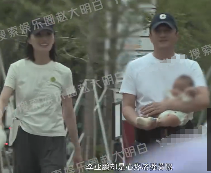 李亚鹏与小19岁娇妻抱娃散步！腰上绑一个凳子，抱娃姿势十分娴熟