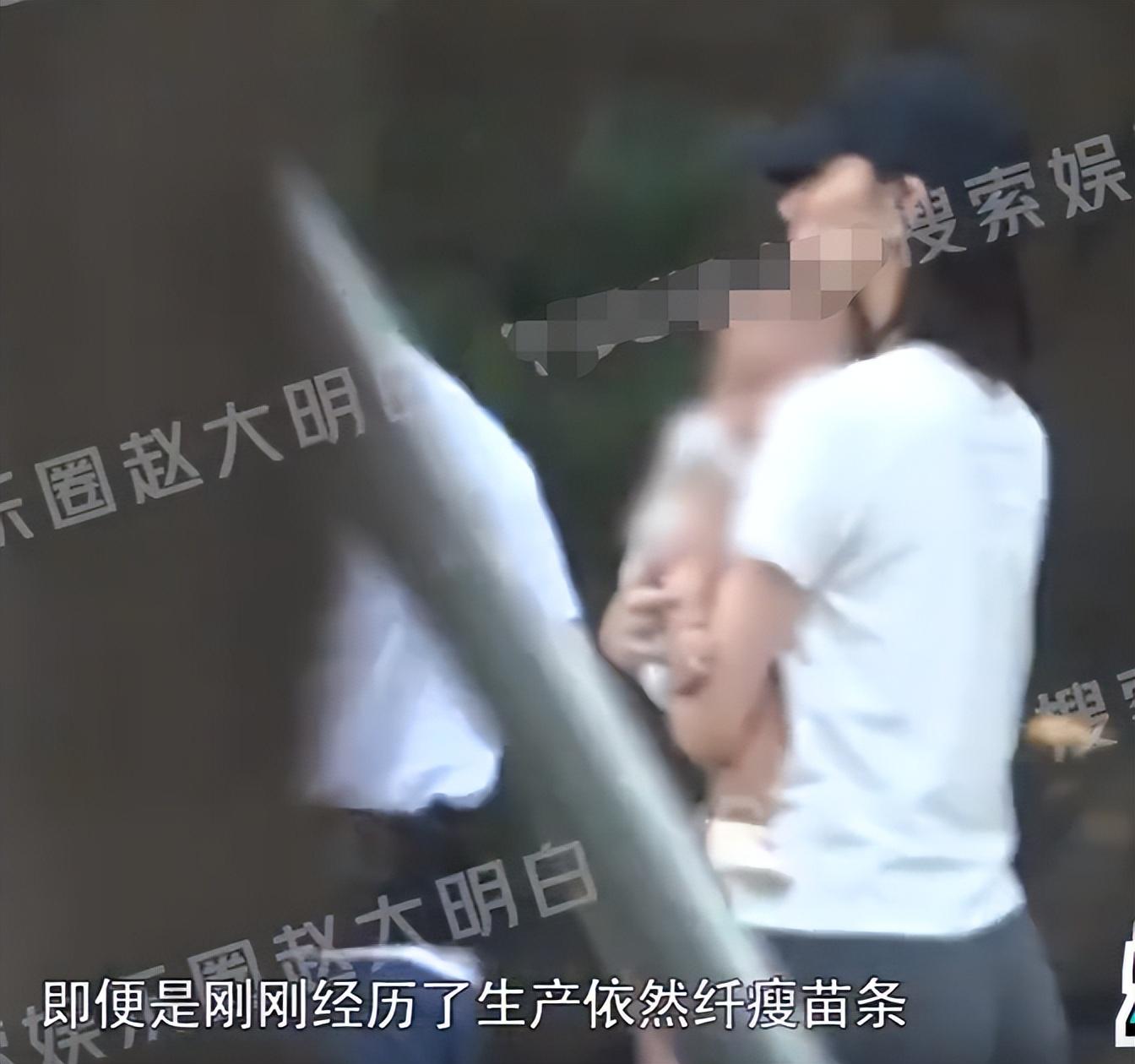 李亚鹏与小19岁娇妻抱娃散步！腰上绑一个凳子，抱娃姿势十分娴熟