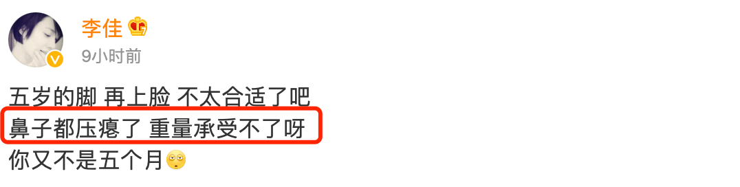 靳东老婆近照罕见曝光！44岁一头白发太显老，鼻子被儿子用脚压瘪