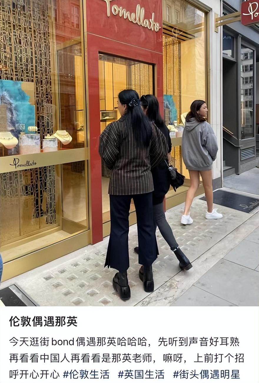 那英带15岁女儿国外逛街！穿恨天高十分霸气，女儿个子将近一米七