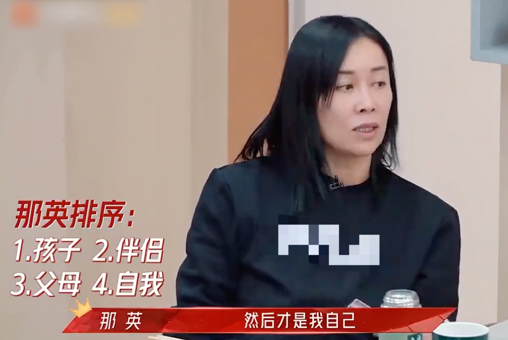 那英带15岁女儿国外逛街！穿恨天高十分霸气，女儿个子将近一米七