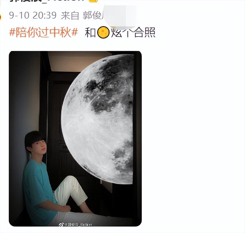 知名男星郭俊辰坐轮椅现身！手脚绑夹板动不了，被助理扛进后备厢