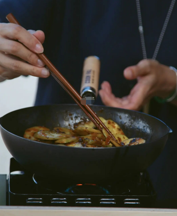 女星黄雅莉滞留服务区6天！公厕里提桶洗澡，食物装盆直接摆一地