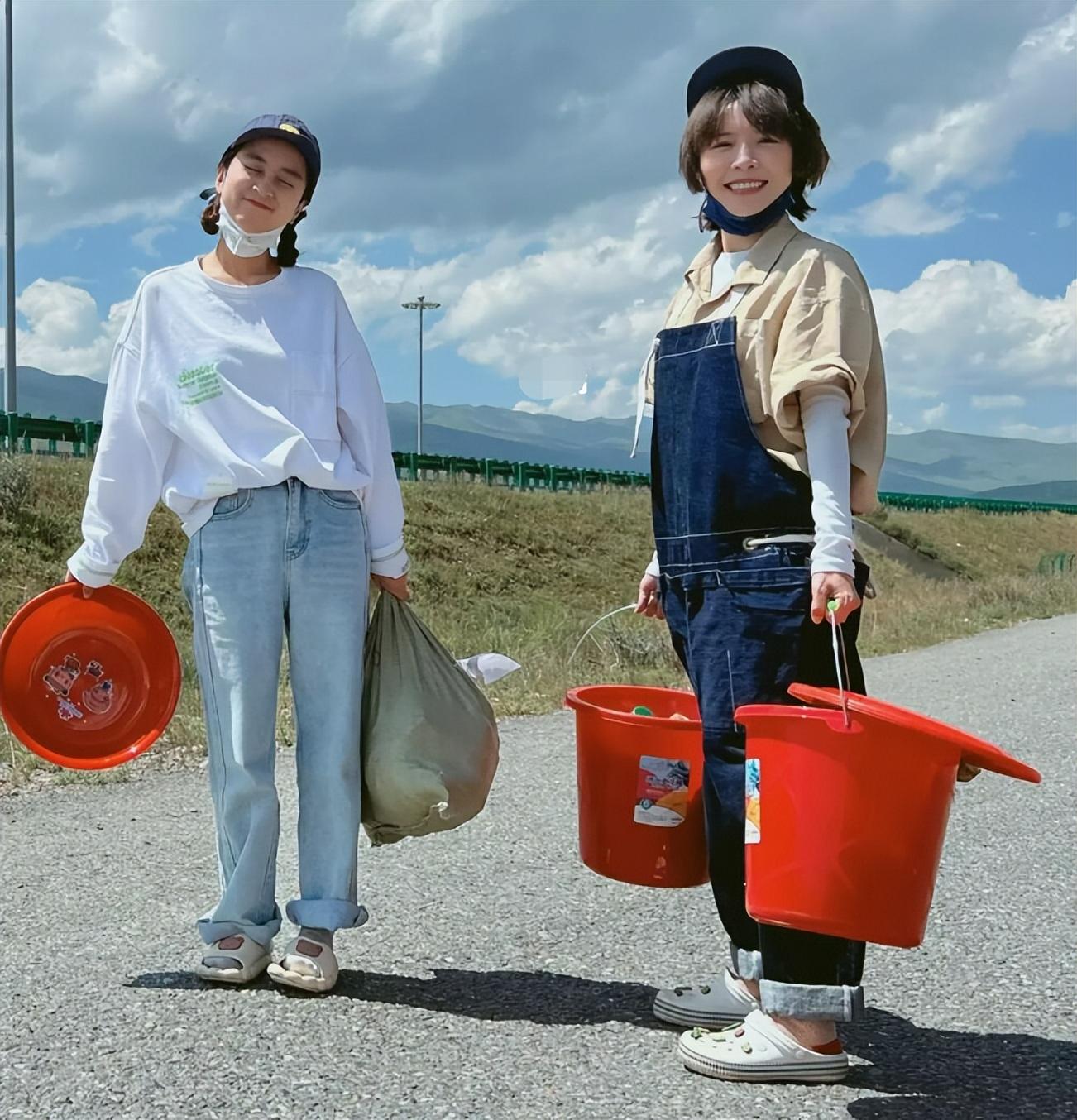 女星黄雅莉滞留服务区6天！公厕里提桶洗澡，食物装盆直接摆一地