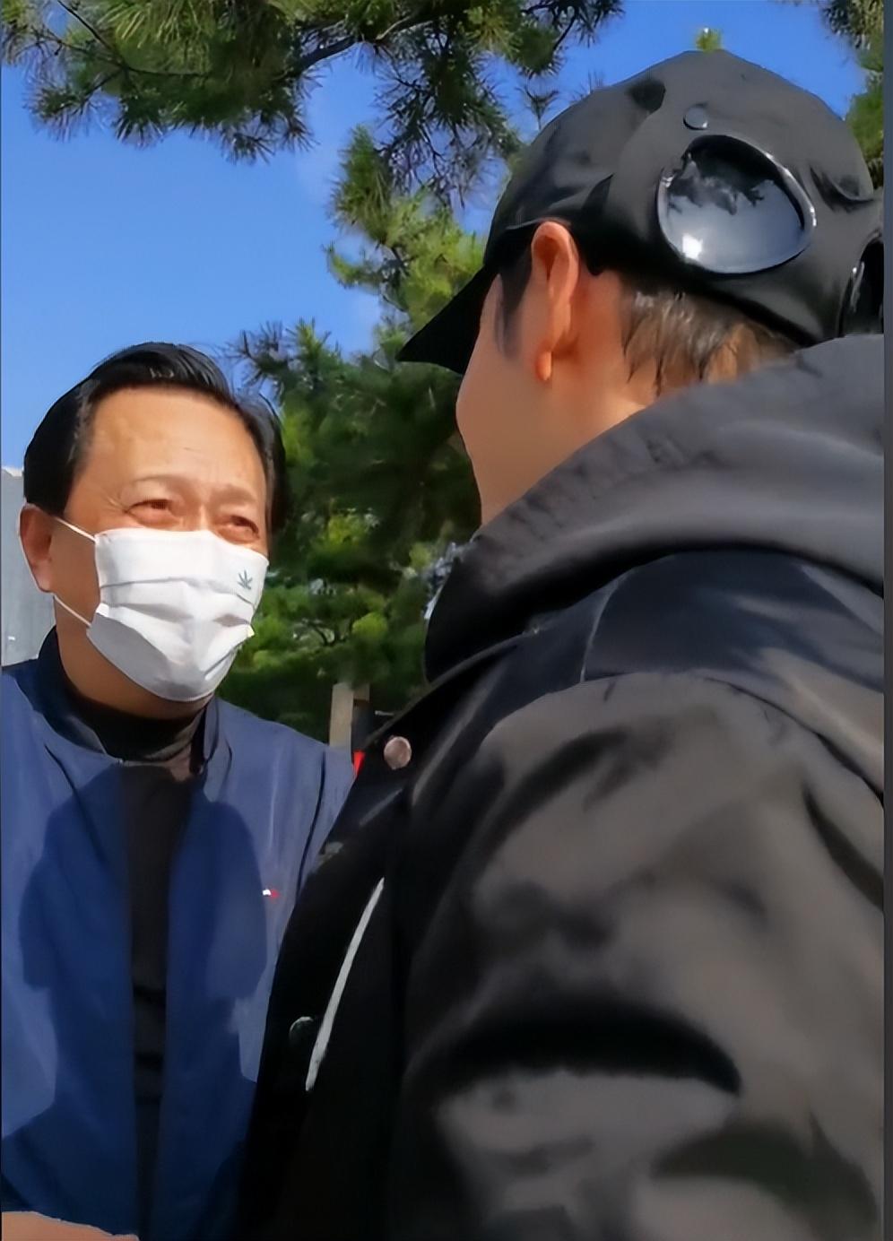 70岁唐国强街头拍宣传片！引路人兴奋围观录像，身姿挺拔精神焕发