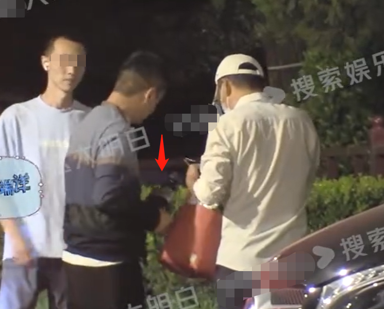 李亚鹏与周杰私下聚会被拍！站草丛边手舞足蹈，手举红酒反复端详