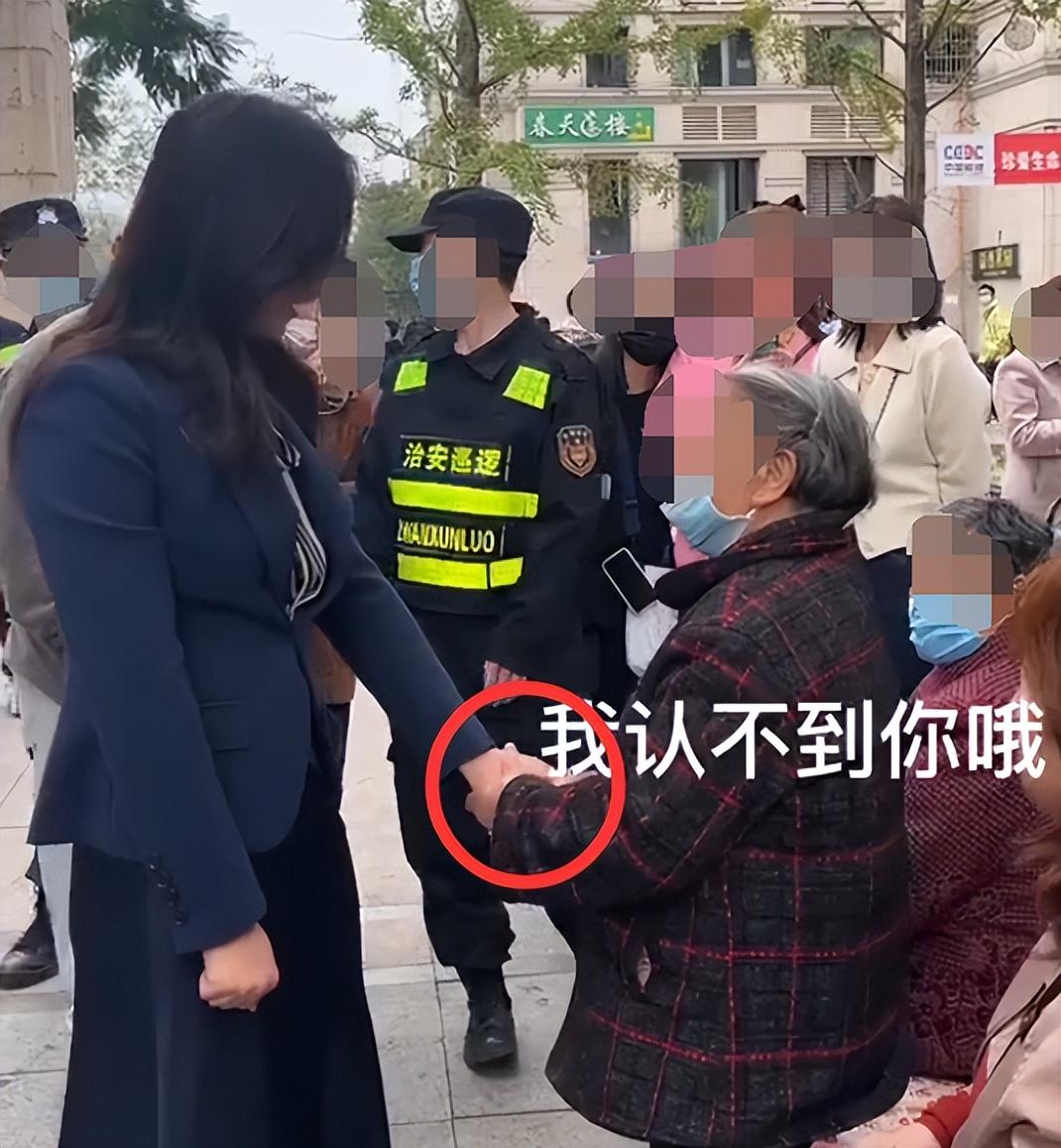 刘涛小区拍戏被老人紧拉着手，大声交流引人围观，对方直言不认识