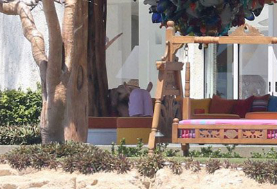 好辣眼睛!贾斯汀与18岁的新女友沙滩上演激情画面