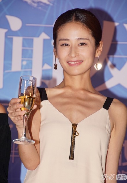 女星不易做！当年的小胖兔颖儿现在瘦成了排骨精...