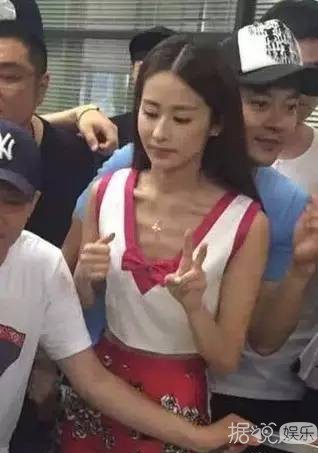 女星不易做！当年的小胖兔颖儿现在瘦成了排骨精...