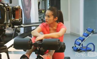 女星不易做！当年的小胖兔颖儿现在瘦成了排骨精...