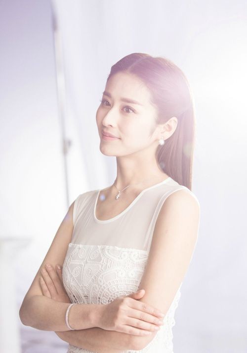 女星不易做！当年的小胖兔颖儿现在瘦成了排骨精...