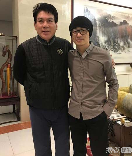 王宝强晒与朱时茂合影 瘦了很多自己都被帅到了