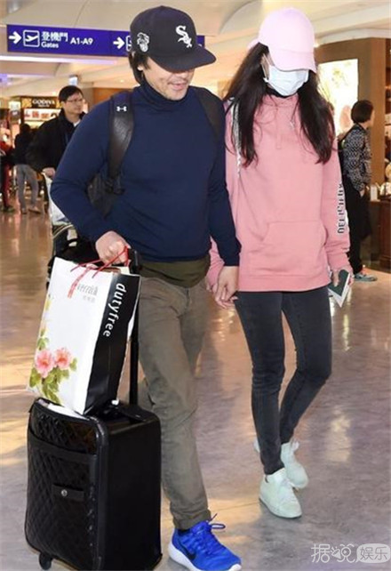 舒淇冯德伦十指紧扣回家过年 少女心舒淇这是有身孕了？