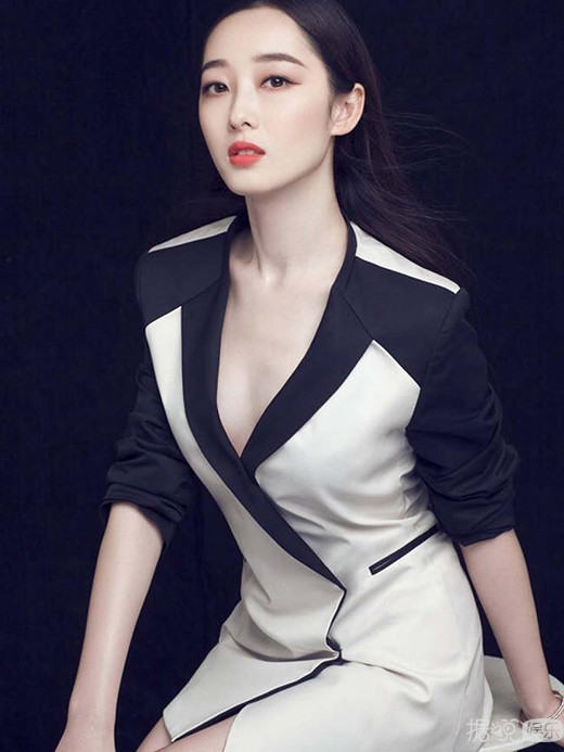 蒋梦婕为《男人装》露胸秀大腿 昔日清纯的林黛玉哪去了？