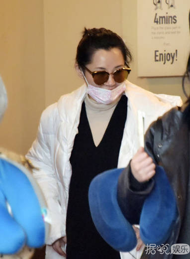 48岁许晴与好姐妹玩自拍 能这么随性也只有许睛一人了