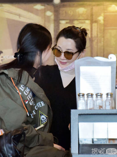 48岁许晴与好姐妹玩自拍 能这么随性也只有许睛一人了