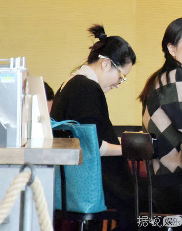 48岁许晴与好姐妹玩自拍 能这么随性也只有许睛一人了