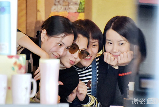 48岁许晴与好姐妹玩自拍 能这么随性也只有许睛一人了