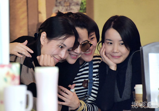 48岁许晴与好姐妹玩自拍 能这么随性也只有许睛一人了