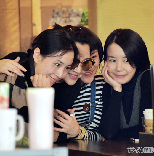 48岁许晴与好姐妹玩自拍 能这么随性也只有许睛一人了