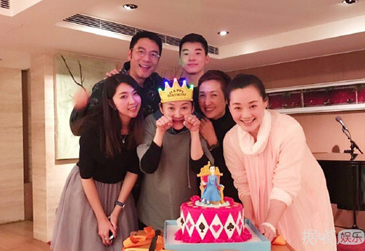 48岁许晴与好姐妹玩自拍 能这么随性也只有许睛一人了