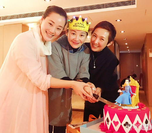 48岁许晴与好姐妹玩自拍 能这么随性也只有许睛一人了