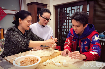 迪玛希做客谭晶家学做包饺子 饺子来一打谢谢！