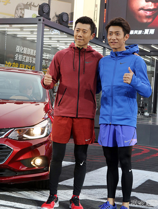 神撞脸的夏雨张一山同框 失散多年的兄弟终相聚了