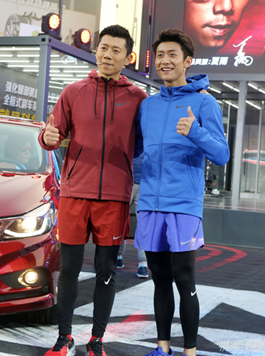 神撞脸的夏雨张一山同框 失散多年的兄弟终相聚了