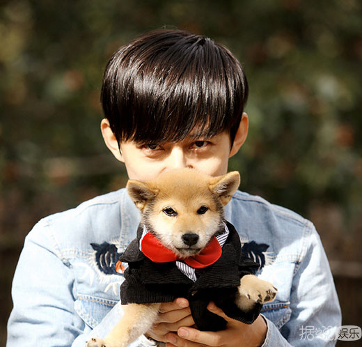 43岁的何炅首次否认结婚 多年来的神秘女友和性取向成未解之谜