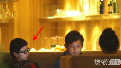 43岁的何炅首次否认结婚 多年来的神秘女友和性取向成未解之谜