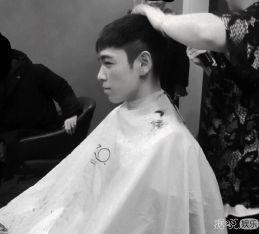 TOP崔胜铉入伍 军装照帅一脸血 权志龙不舍落泪