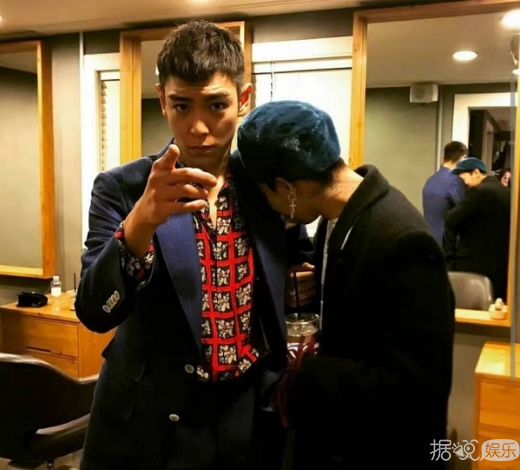 TOP崔胜铉入伍 军装照帅一脸血 权志龙不舍落泪 TOP崔胜铉入伍 军装照帅一脸血 权志龙不舍落泪