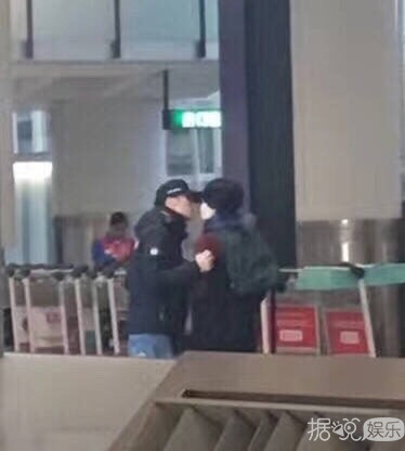 袁弘张歆艺上演隔口罩亲亲 机场果真是个撒狗粮的好场景