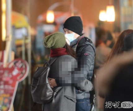袁弘张歆艺上演隔口罩亲亲 机场果真是个撒狗粮的好场景
