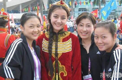 迪丽热巴10年前旧照曝光 实力演绎美人如何养成记