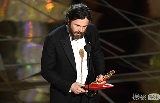 卡西·阿弗莱克获第89届奥斯卡最佳男主角 这个奖本来是属于马特·达蒙的
